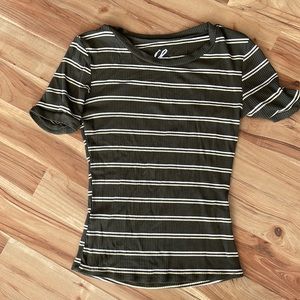 Small green fitted T-shirt